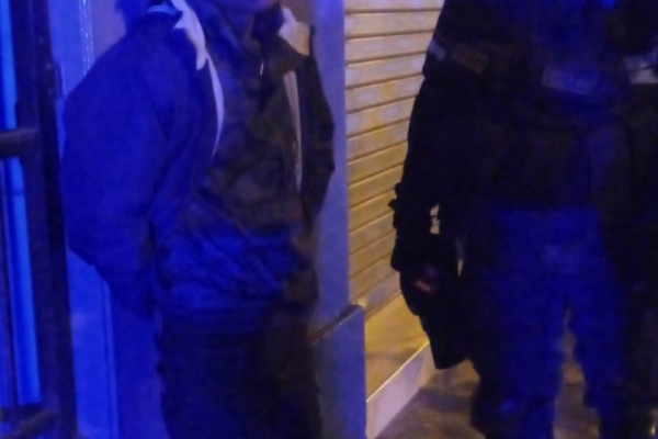 Agentes de seguridad ciudadana de Lince, en coordinación con la Policía Nacional del Perú, lograron intervenir esta semana a dos sujetos acusados de robar los accesorios de algunos vehículos que estaban estacionados en la vía pública.
El presunto delito se había perpetrado en inmediaciones de la avenida Pardo de Zela y el jirón Carlos Alayza y Roel. Los detenidos tenían entre sus pertenencias logotipos de diferentes marcas de vehículos, comprobaron los custodios durante la intervención.
Los sujetos acusados del robo fueron puestos a disposición de la comisaria de Lince.