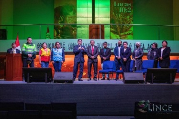 Con el fin de fortalecer la transparencia y la participación ciudadana, la Municipalidad de Lince realizó la Audiencia Pública de Rendición de Cuentas 2022, el cual fue aprobado mediante Decreto de Alcaldía 015-2022-MDL.
Durante la audiencia pública, el alcalde de Lince Vicente Amable rindió cuentas sobre la ejecución del presupuesto en los diferentes programas ediles, obras e inversiones, así como los logros y principales dificultades en el desarrollo de la presente gestión.
Asimismo, detalló la importancia de trabajar de la mano con el gobierno nacional; organismos internacionales, el sector privado e instituciones académicas para lograr los objetivos de la gestión; pero sobre todo, reconoció el trabajo que se viene realizando con la Policía Nacional del Perú para erradicar la inseguridad en el distrito.
La rendición de cuentas es un mecanismo de transparencia y control de la gestión pública que promueve la participación y la vigilancia ciudadana. Este importante proceso está enmarcado en el Artículo IX del Título Preliminar, de la Ley Orgánica de Municipalidades (Ley Nº 27972), que señala que el sistema de planificación municipal tiene como principios: la participación ciudadana a través de sus vecinos, vecinas y organizaciones vecinales, la transparencia, la gestión moderna y la rendición de cuentas.