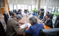En cumplimiento a lo dispuesto por la Contraloría General de la República se realizó la instalación de la Comisión de Transferencia de Gestión en la Municipalidad Distrital de Lince, la cual permitirá que la alcaldía saliente muestre los logros y avances a la autoridad entrante.
El encuentro, se llevó a cabo en la Sala de Sesiones y contó con la presencia del alcalde de Lince, Vicente Amable; el gerente municipal, José Arévalo, así como los funcionarios Carlos Velazco y Lino Delgado.
Esta comisión está liderada por las personas mencionadas con el apoyo de equipos técnicos que empezarán a cumplir procesos para gestionar una transferencia exitosa y sin ningún inconveniente.
En representación de la nueva gestión edil 2023 – 2026, que estará liderada por la alcaldesa Malca Schnaiderman, estuvieron presentes Roberto Perea, Carlos Patrón y Mayra Saavedra.
El plan de transferencia de la gestión tiene previsto iniciarse en la próximos días, lo que permitirá a cada gerencia y subgerencia exponer sobre el estado situacional de sus despachos a las nuevas autoridades, para asegurar la continuidad y sostenibilidad de los servicios en beneficio de la comunidad.