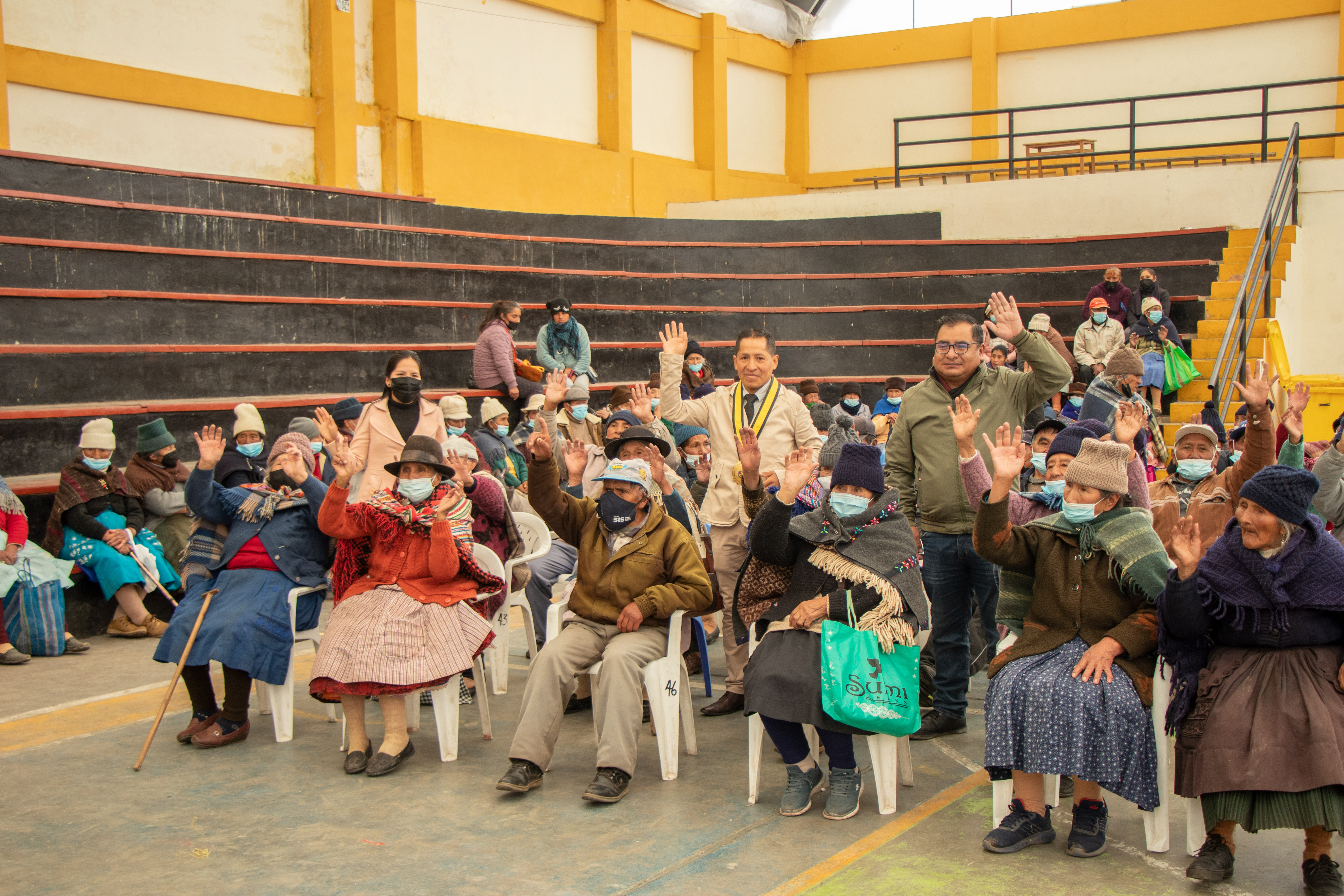 Usuarios de Pensión 65 participando de la campaña.