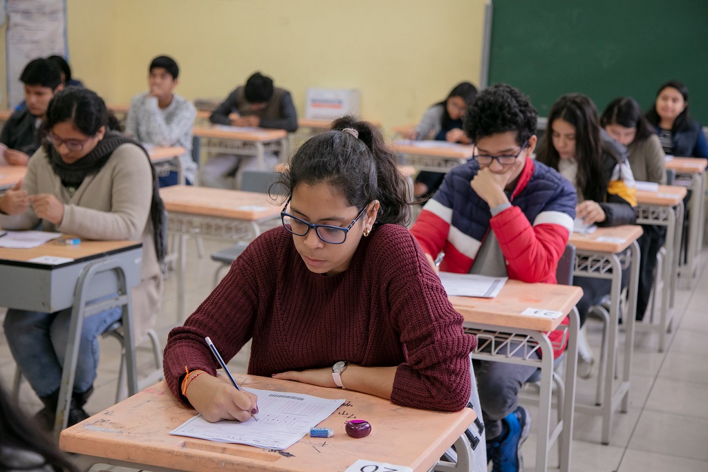 Aplicación del Examen Nacional de Preselección en un colegio.
