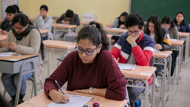 Aplicación del Examen Nacional de Preselección en un colegio.