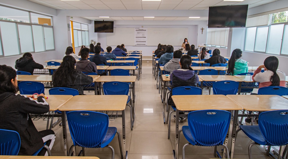 Postulantes rindiendo el Examen Nacional de Preselección.