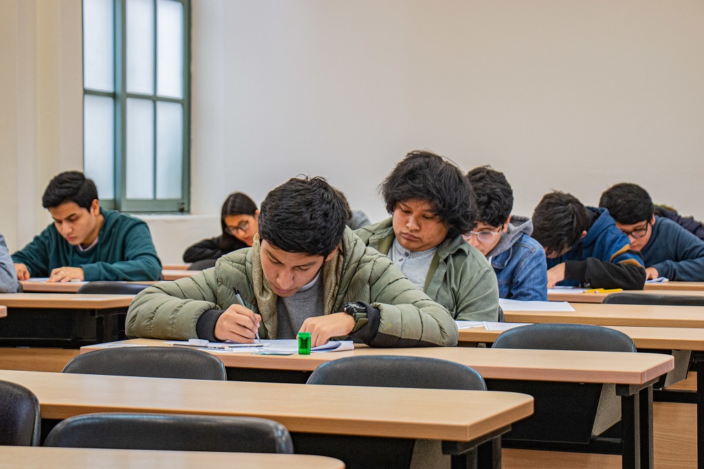 Jóvenes dando el Examen Nacional de Preselección de concurso de becas.