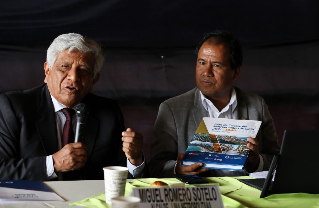 Alcalde Romero en reunión con legisladores.