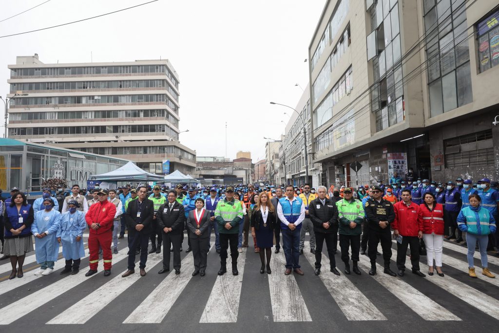 Participantes de la presentación Plan Navidad Segura forman filas en calles del centro de Lima.