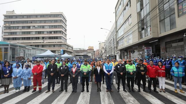 Participantes de la presentación Plan Navidad Segura forman filas en calles del centro de Lima.