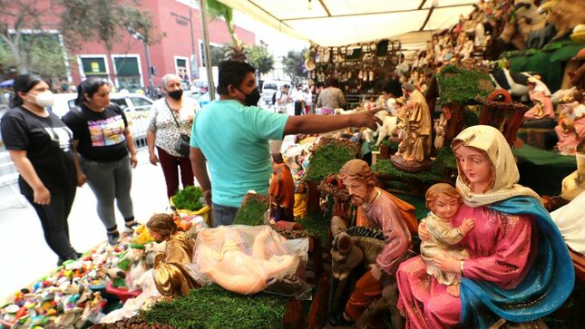 Nacimiento navideño hecho por artesanos.