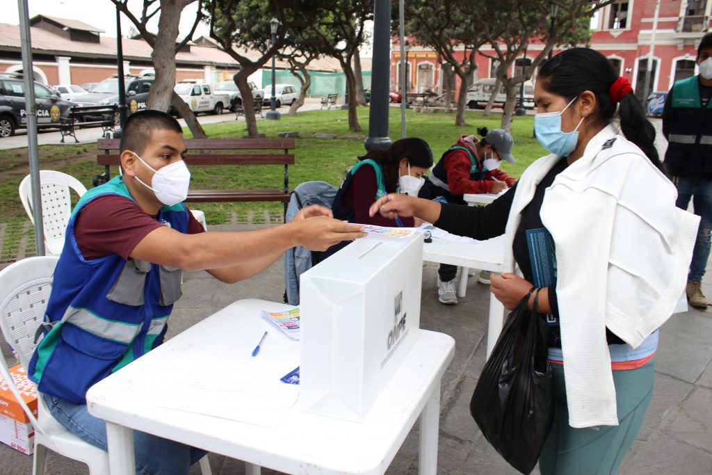 Vecinos participando en el proceso electoral de juntas vecinales comunales.