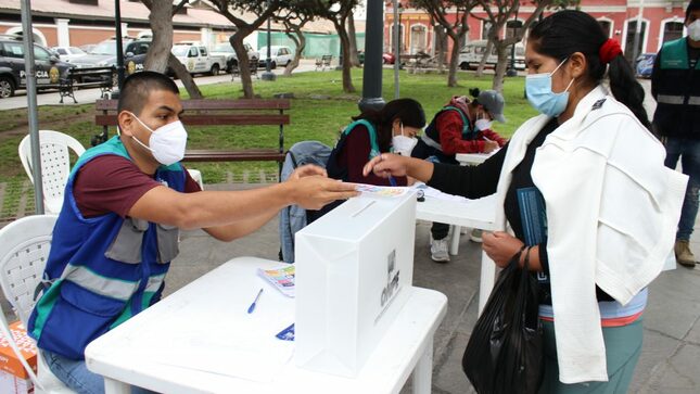 Vecinos participando en el proceso electoral de juntas vecinales comunales.