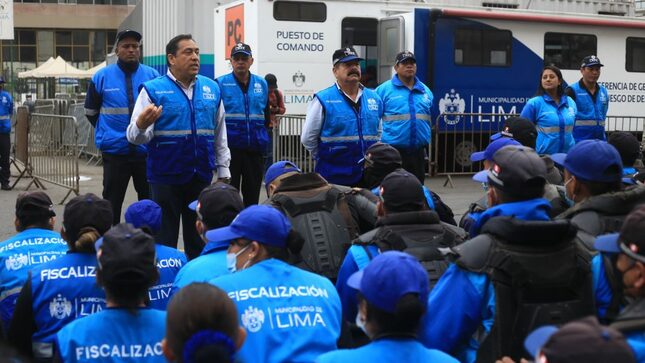 Personal de fiscalización en conglomerados comerciales.