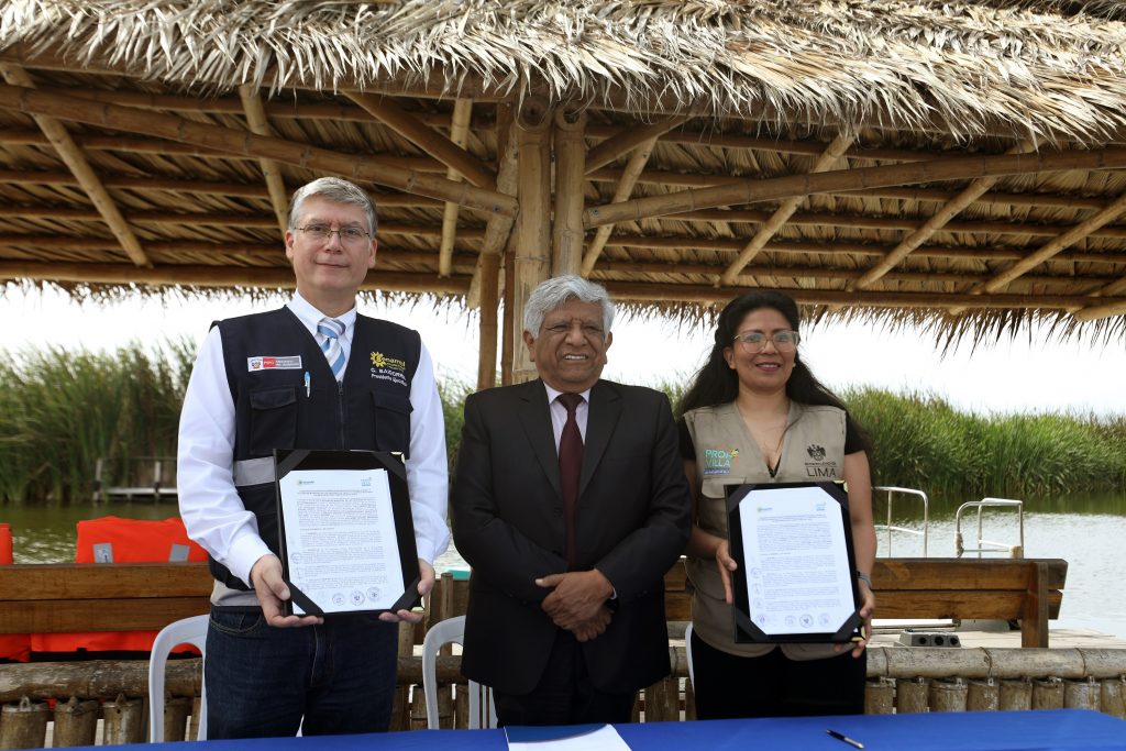 Alcalde Romero y autoridades en firma de convenio para instalación de estación meteorológica en Pantanos de Villa.