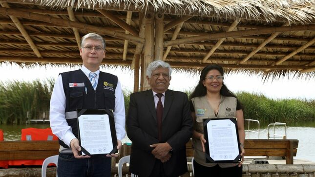 Alcalde Romero y autoridades en firma de convenio para instalación de estación meteorológica en Pantanos de Villa.