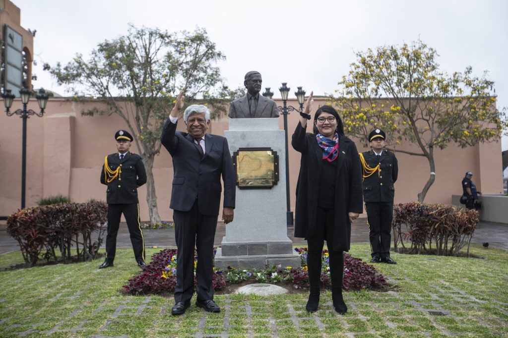 Alcalde Romero junto al busto del exburgomaestre Eduardo Orrego.