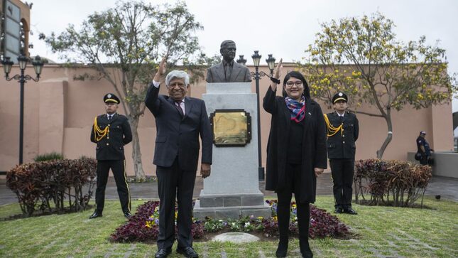Alcalde Romero junto al busto del exburgomaestre Eduardo Orrego.