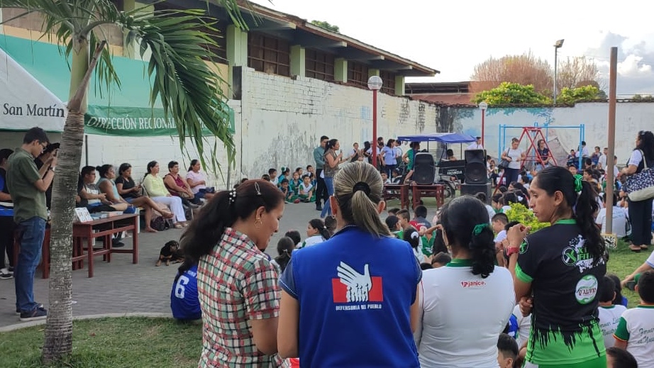Personas haciendo fila para ingresar al Banco de la Nación
