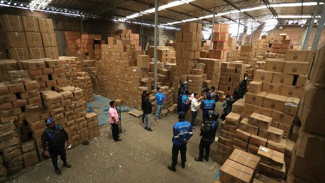 Personal de fiscalización en almacén clandestino.