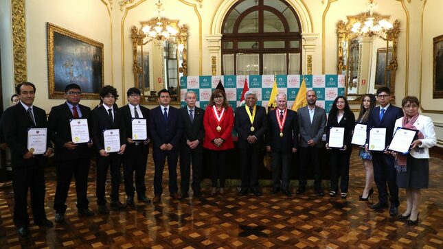 Alcalde Romero y autoridades en reconocimiento a estudiantes.