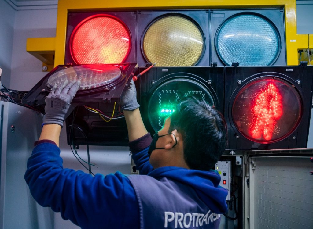 Personal de Protránsito realizando labores de mejoramiento a un semáforo.