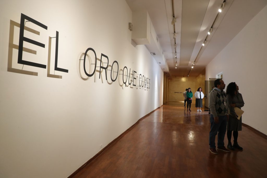Fotografía de la sala de exposiciones donde se presenta "El Oro que comes".