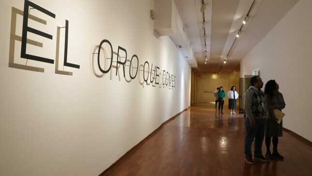 Fotografía de la sala de exposiciones donde se presenta "El Oro que comes".