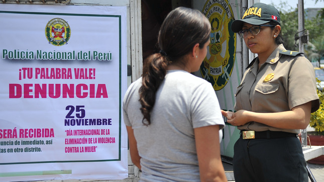 Policía atendiendo a mujer víctima de violencia en una comisaría 