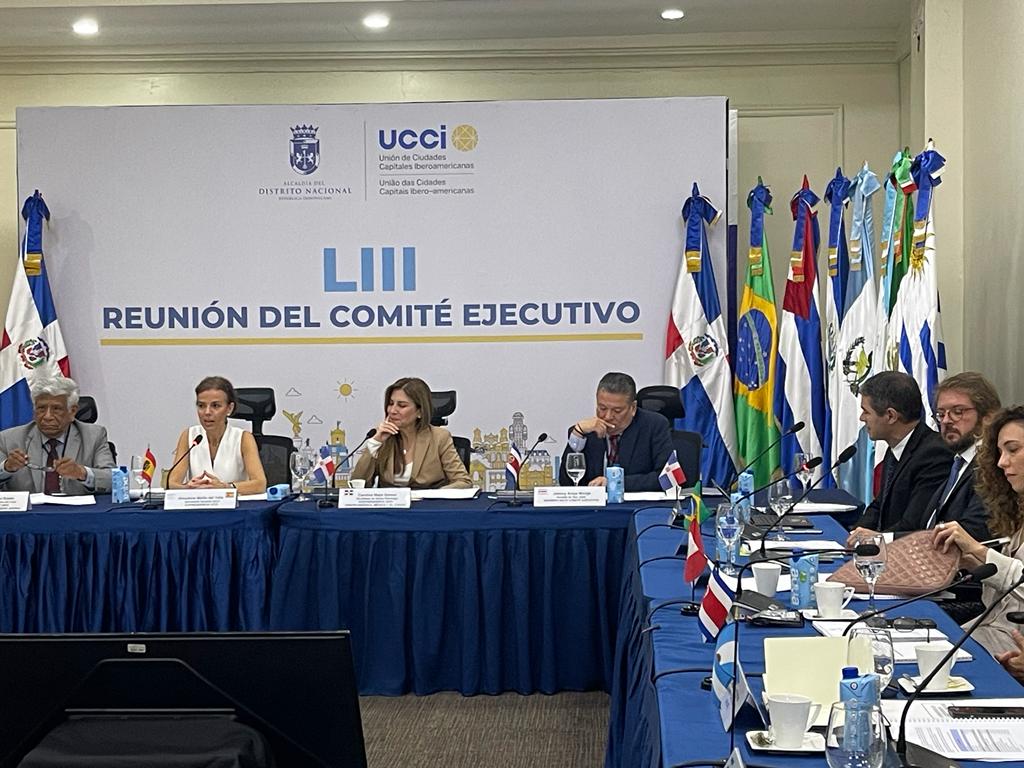 Integrantes de la reunión dialogando durante la jornada realizada en Santo Domingo.
