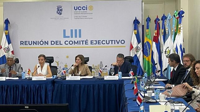 Integrantes de la reunión dialogando durante la jornada realizada en Santo Domingo.