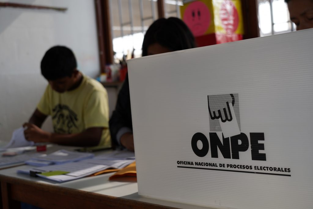 Personas participando en proceso electoral en Huachipa.