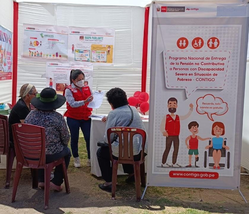 Atención a una persona con discapacidad por un trabajador del programa