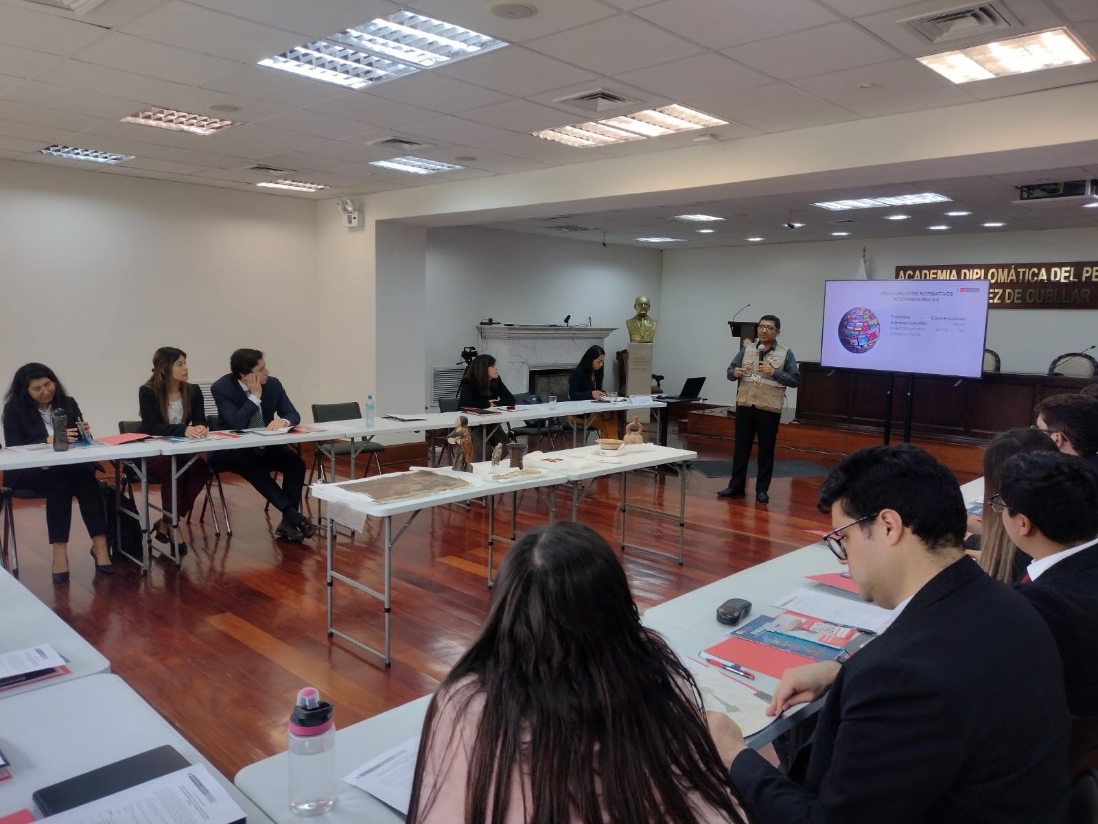 Ministerio de Cultura capacitó a alumnos de la Academia Diplomática en materia de lucha contra tráfico ilícito de bienes culturales muebles