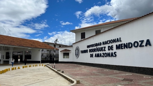 Fachada de la sede central de la Universidad Nacional Toribio Rodríguez de Mendoza de Amazonas