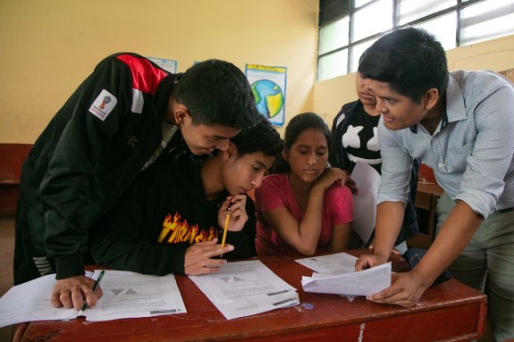 Talento Beca 18 enseñando a estudiantes de colegio