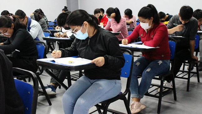 Postulantes aptos rindiendo el Examen Nacional de Preselección de Beca 18