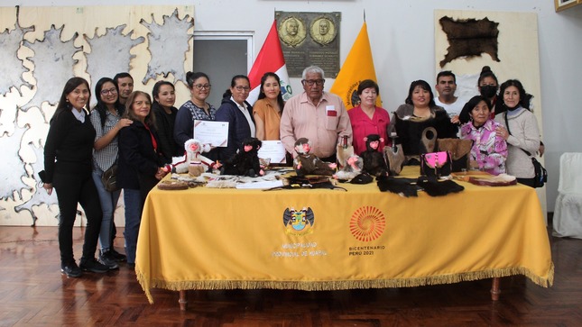 Se realizó la entrega de certificados de participación del curso taller denominado “Curtido de pieles de animales menores, ovinos, caprino, y la elaboración de artesanía en peletería"