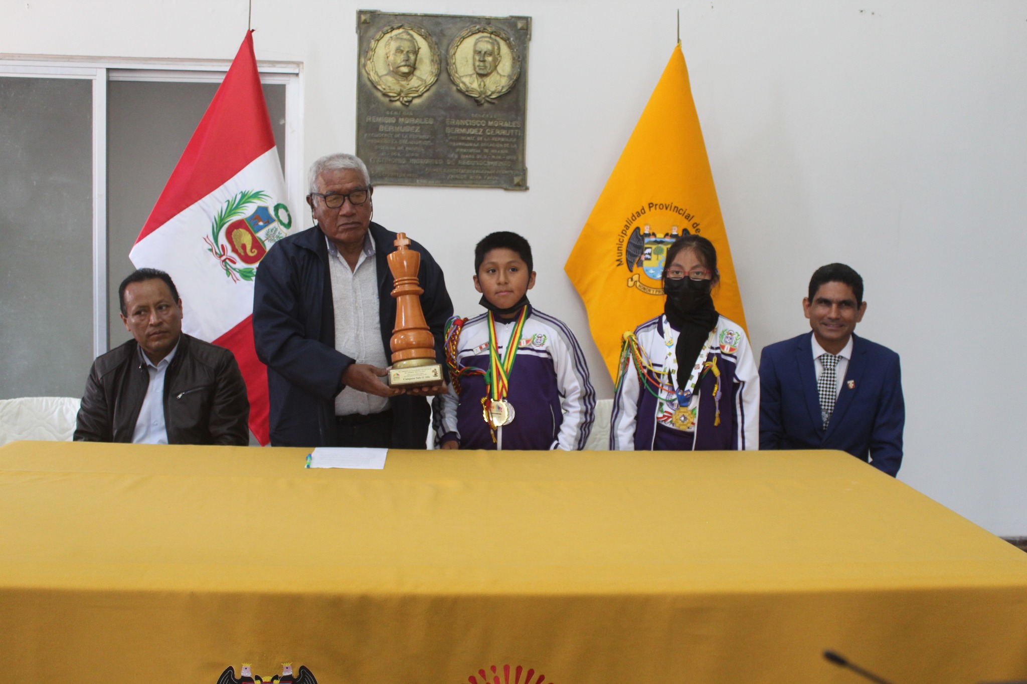 El Alcalde Jaime Uribe, recibió a Luis Santiago Pérez quien es campeón Panamericano Escolar de Ajedrez categoría clásico (la categoría oficial) y a Luhana Atencio, quien obtuvo el cuarto lugar