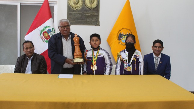 El Alcalde Jaime Uribe, recibió a Luis Santiago Pérez quien es campeón Panamericano Escolar de Ajedrez categoría clásico (la categoría oficial) y a Luhana Atencio, quien obtuvo el cuarto lugar