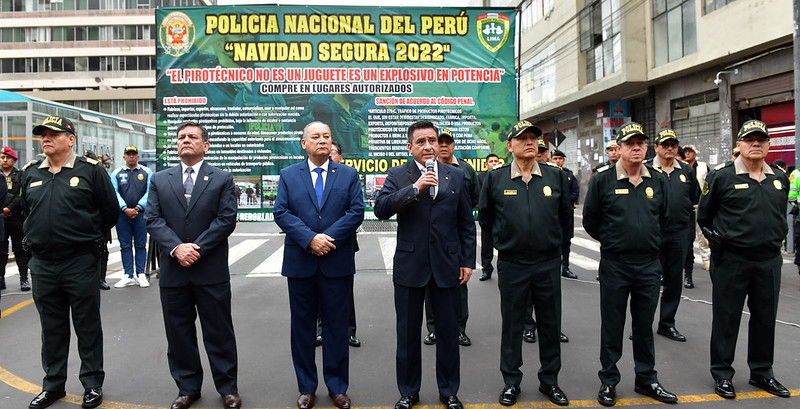La Policía Nacional del Perú (PNP) garantizará la seguridad en Lima durante las fiestas de fin de año, anunció hoy el ministro del Interior, Willy Huerta Olivas, durante la presentación del plan operativo "Navidad Segura 2022 y Año Nuevo 2023".
El titular del sector Interior explicó que el objetivo del plan diseñado por la Policía Nacional es prevenir, neutralizar y luchar contra la delincuencia común y el crimen organizado en todas sus modalidades; así como combatir el contrabando, fabricación, transporte y comercialización de productos pirotécnicos prohibidos, antes, durante y después de la Navidad 2022 y el Año Nuevo 2023.
