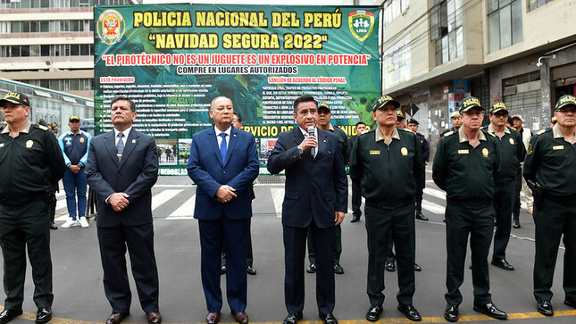 La Policía Nacional del Perú (PNP) garantizará la seguridad en Lima durante las fiestas de fin de año, anunció hoy el ministro del Interior, Willy Huerta Olivas, durante la presentación del plan operativo "Navidad Segura 2022 y Año Nuevo 2023". 
El titular del sector Interior explicó que el objetivo del plan diseñado por la Policía Nacional es prevenir, neutralizar y luchar contra la delincuencia común y el crimen organizado en todas sus modalidades; así como combatir el contrabando, fabricación, transporte y comercialización de productos pirotécnicos prohibidos, antes, durante y después de la Navidad 2022 y el Año Nuevo 2023.
