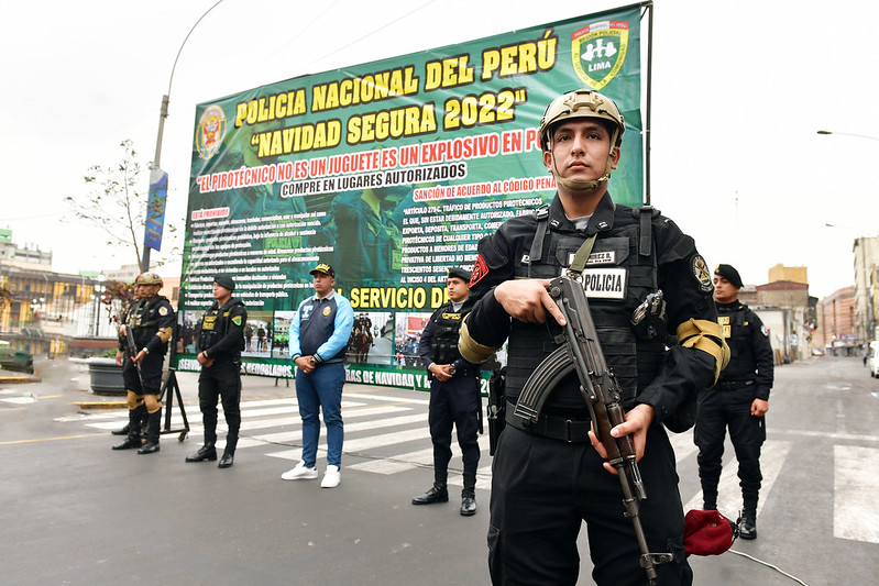 La Policía Nacional del Perú (PNP) garantizará la seguridad en Lima durante las fiestas de fin de año, anunció hoy el ministro del Interior, Willy Huerta Olivas, durante la presentación del plan operativo "Navidad Segura 2022 y Año Nuevo 2023".
El titular del sector Interior explicó que el objetivo del plan diseñado por la Policía Nacional es prevenir, neutralizar y luchar contra la delincuencia común y el crimen organizado en todas sus modalidades; así como combatir el contrabando, fabricación, transporte y comercialización de productos pirotécnicos prohibidos, antes, durante y después de la Navidad 2022 y el Año Nuevo 2023.