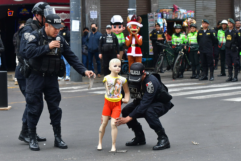 La Policía Nacional del Perú (PNP) garantizará la seguridad en Lima durante las fiestas de fin de año, anunció hoy el ministro del Interior, Willy Huerta Olivas, durante la presentación del plan operativo "Navidad Segura 2022 y Año Nuevo 2023".
El titular del sector Interior explicó que el objetivo del plan diseñado por la Policía Nacional es prevenir, neutralizar y luchar contra la delincuencia común y el crimen organizado en todas sus modalidades; así como combatir el contrabando, fabricación, transporte y comercialización de productos pirotécnicos prohibidos, antes, durante y después de la Navidad 2022 y el Año Nuevo 2023.
