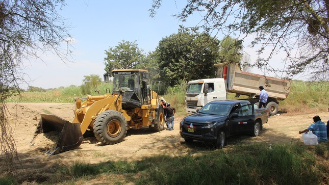 Maquinaria Realiza Trabajos de Rehabilitación del Camino del Canal la Bruja - Sector Alfredo Chunga