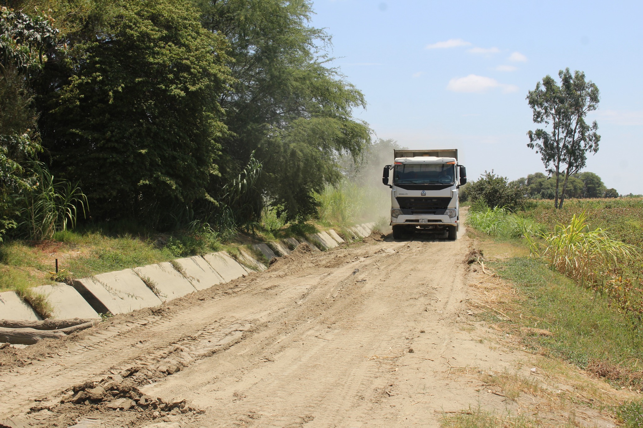 Maquinaria Realiza Trabajos de Rehabilitación del Camino del Canal la Bruja - Sector Alfredo Chunga