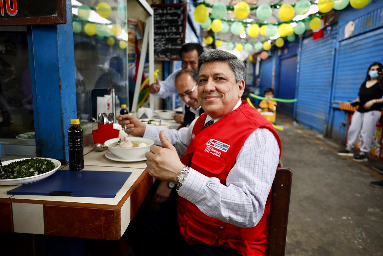 Viceministro degusta comida en un puesto del mercado de Surquillo