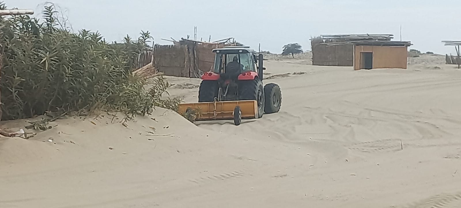 Maquinaria Realiza Trabajos en Terreno Agrícola