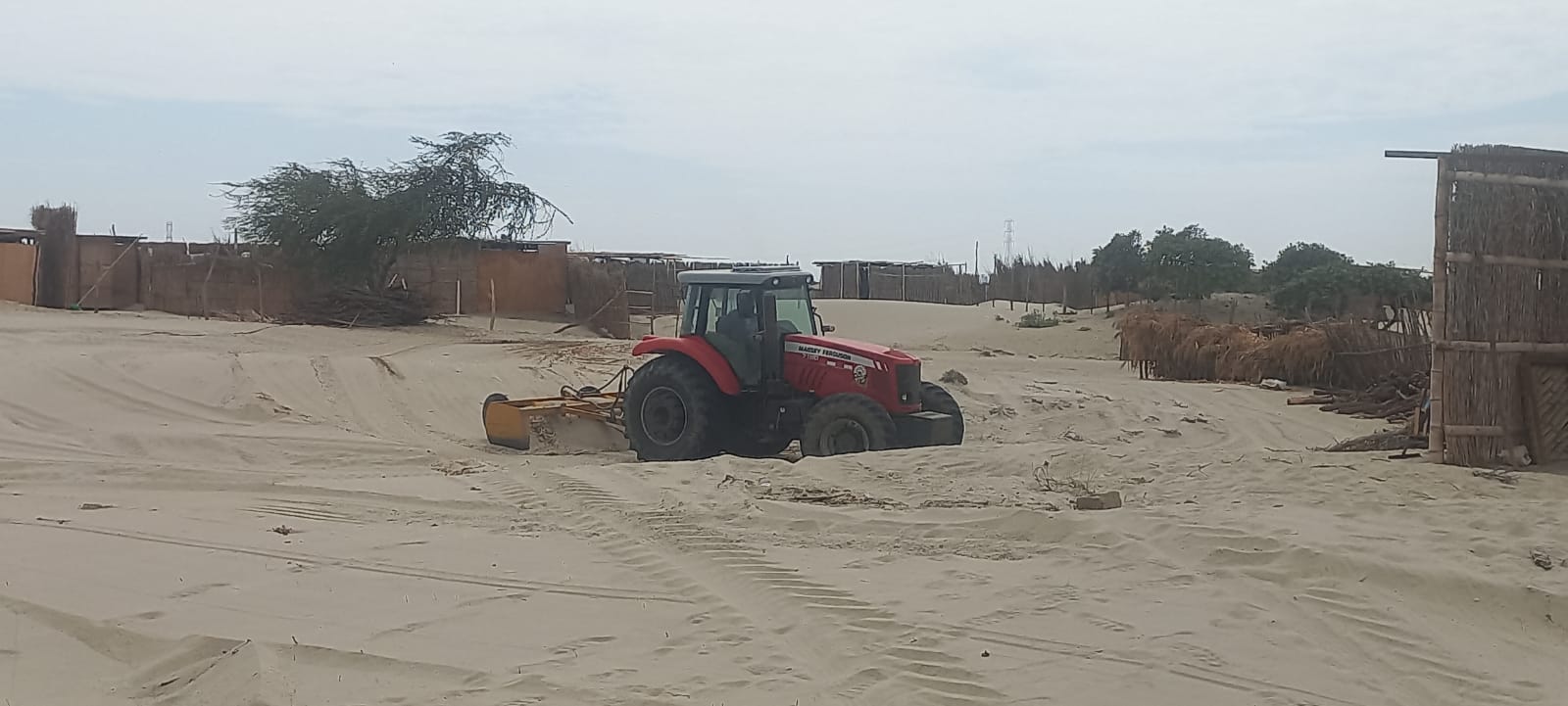 Maquinaria Realiza Trabajos en Terreno Agrícola