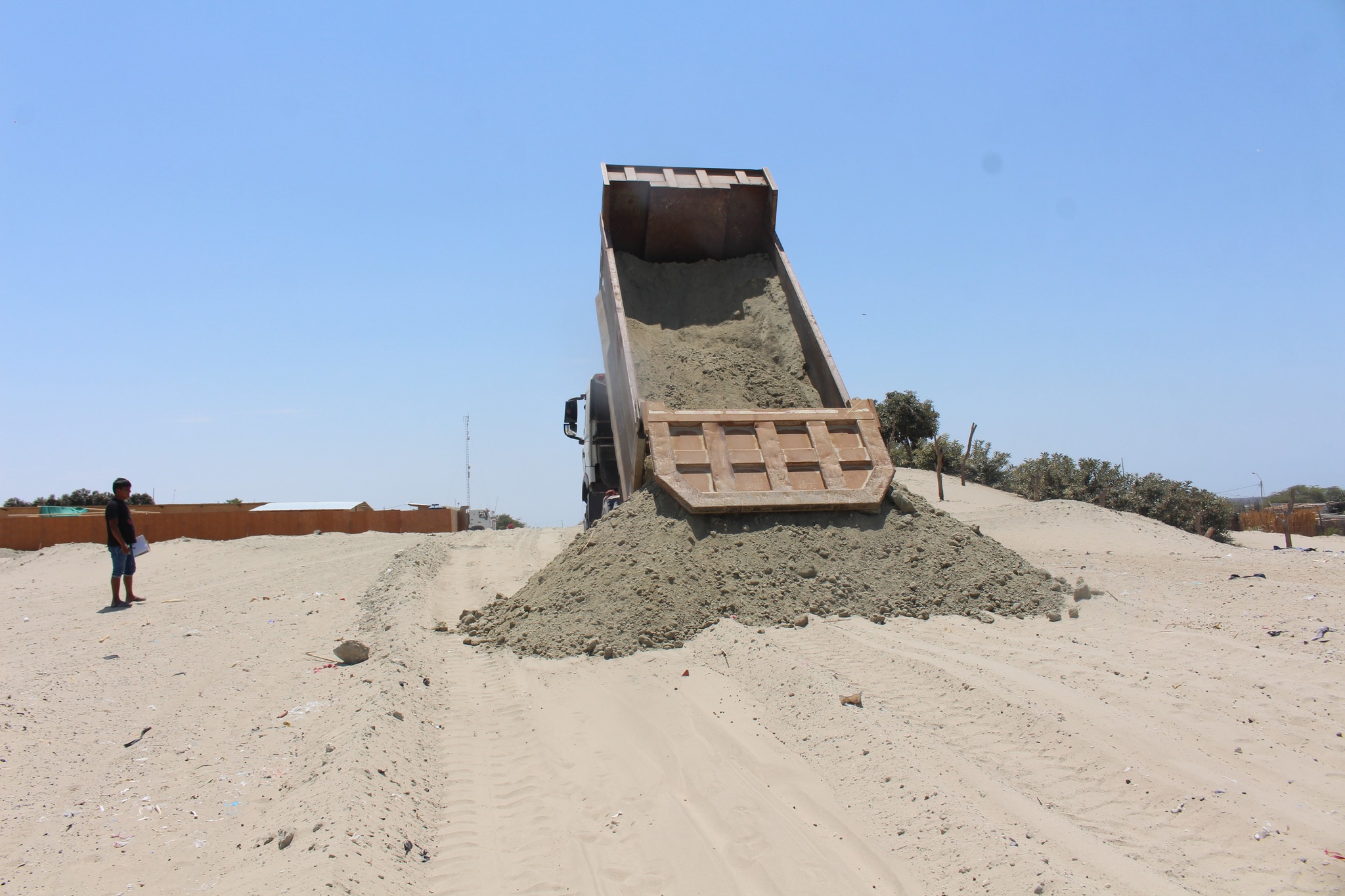 Maquinaria Realiza Trabajos en Terreno Agrícola