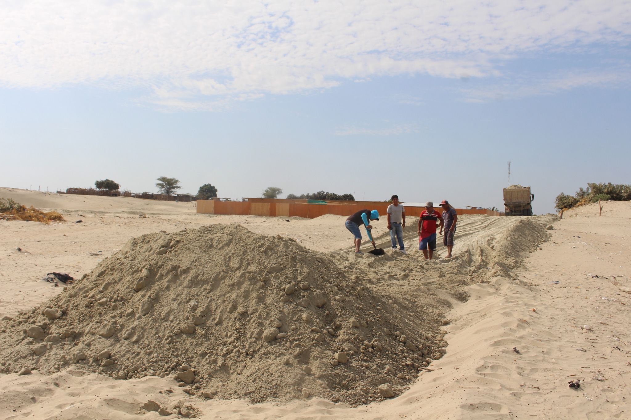 Maquinaria Realiza Trabajos en Terreno Agrícola