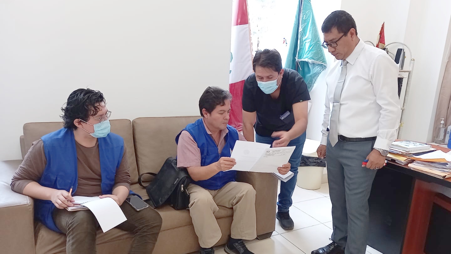Foto de comisionados con personal médico