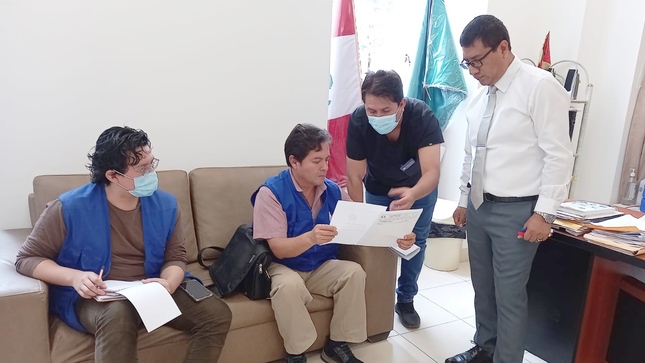 Foto de comisionados con personal médico